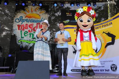 Marszałek Województwa Lubuskiego Elżbieta Anna Polak przemawia na Pikniku Zdrowia i Profilaktyki w Szprotawie