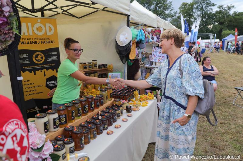 Marszałek Województwa Lubuskiego Elżbieta Anna Polak (z prawej) na Pikniku Zdrowia i Profilaktyki w Szprotawie