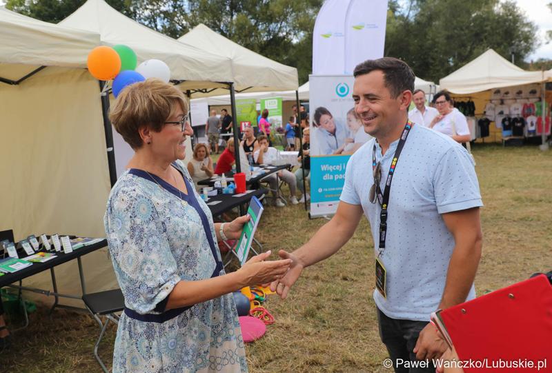 Marszałek Województwa Lubuskiego Elżbieta Anna Polak (z lewej) na Pikniku Zdrowia i Profilaktyki w Szprotawie