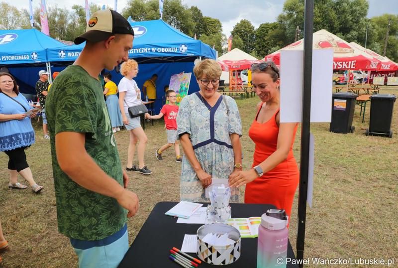 Marszałek Województwa Lubuskiego Elżbieta Anna Polak odwiedza stoiska na Pikniku Zdrowia i Profilaktyki w Szprotawie