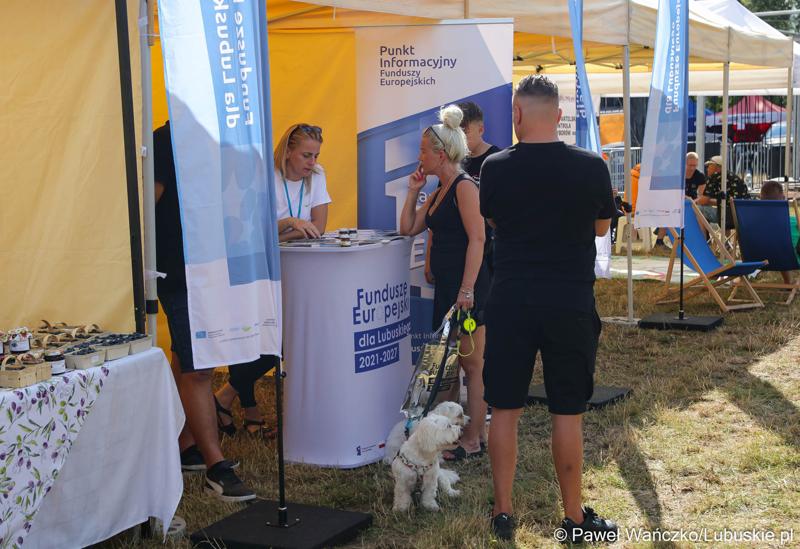 Punkt Informacyjny Funduszy Europejskich podczas na Pikniku Zdrowia i Profilaktyki w Szprotawie