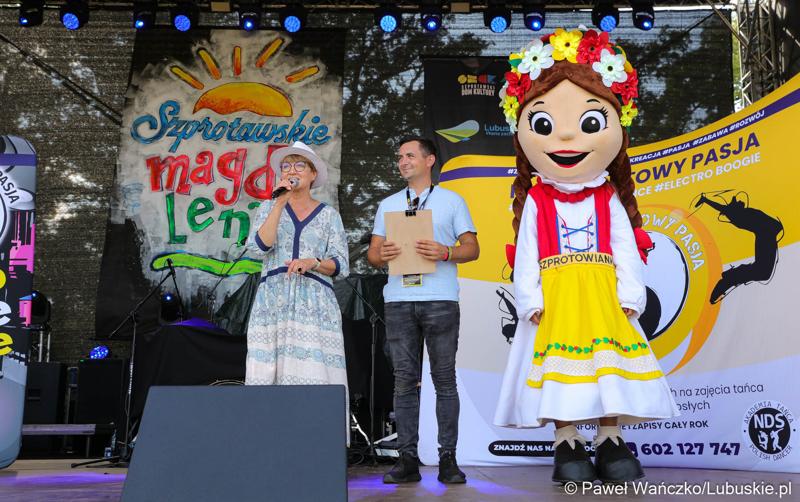 Marszałek Województwa Lubuskiego Elżbieta Anna Polak przemawia na Pikniku Zdrowia i Profilaktyki w Szprotawie