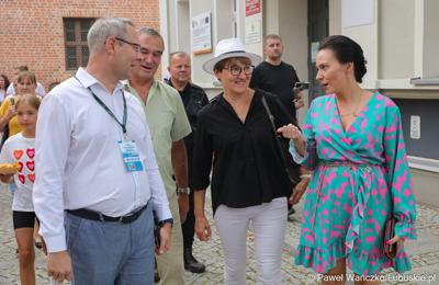 Marszałek Województwa Lubuskiego Elżbieta Anna Polak (w środku), Wojciech Sołtys, burmistrz Sulechowa (z lewej) oraz Agnieszka Łukaszenko-Woźnica, dyrektor Sulechowskiego Domu Kultury podczas Święta Województwa Lubuskiego w Sulechowie 