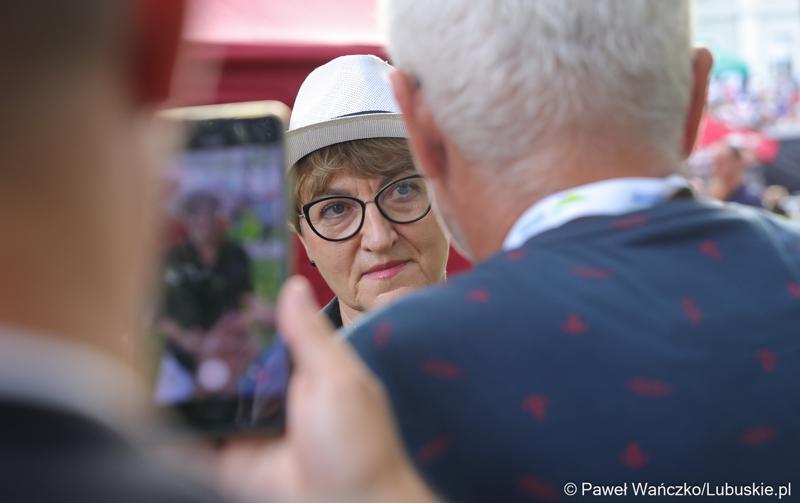 Marszałek Województwa Lubuskiego Elżbieta Anna Polak udziela wywiadu podczas Święta Województwa Lubuskiego w Sulechowie