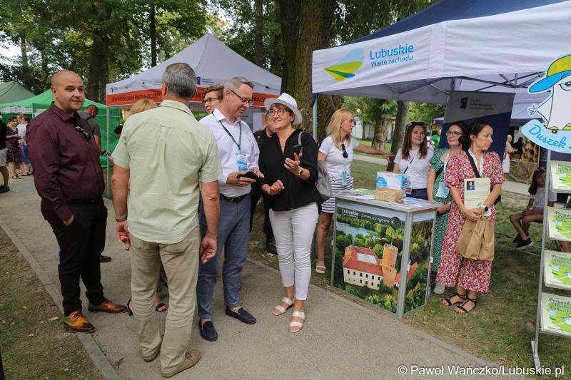 Marszałek Województwa Lubuskiego Elżbieta Anna Polak (w kapeluszu) oraz Wojciech Sołtys (obok), burmistrz Sulechowa podczas Święta Województwa Lubuskiego w Sulechowie