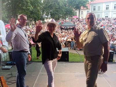 Marszałek Województwa Lubuskiego Elżbieta Anna Polak podczas Święta Województwa Lubuskiego w Sulechowie. Z lewej burmistrz Sulechowa Wojciech Sołtys