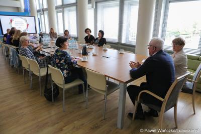 Uczestnicy posiedzenia Wojewódzkiej Rady Kobiet w urzędzie marszałkowskim Zielonej Górze