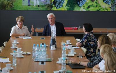 Marszałek Elżbieta Anna Polak oraz Senator RP Wadim Tyszkiewicz na posiedzeniu Wojewódzkiej Rady Kobiet w urzędzie marszałkowskim Zielonej Górze
