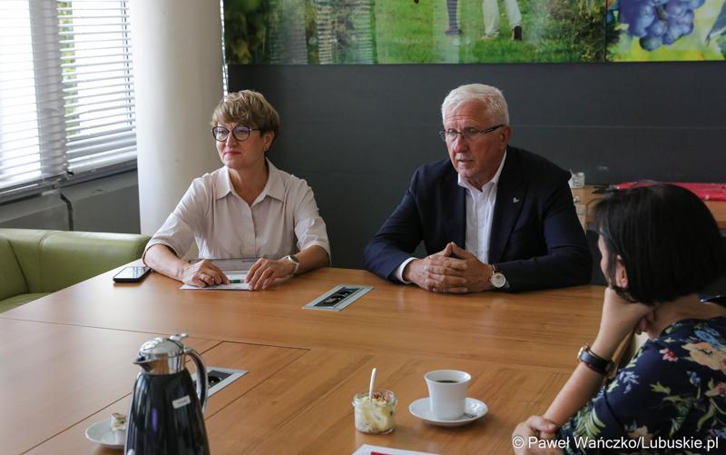 Marszałek Elżbieta Anna Polak oraz Senator RP Wadim Tyszkiewicz na posiedzeniu Wojewódzkiej Rady Kobiet w urzędzie marszałkowskim Zielonej Górze