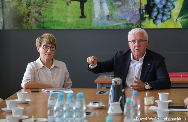 Marszałek Elżbieta Anna Polak oraz Senator RP Wadim Tyszkiewicz na posiedzeniu Wojewódzkiej Rady Kobiet w urzędzie marszałkowskim Zielonej Górze