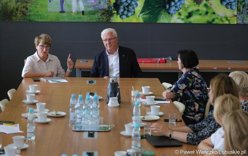 Marszałek Elżbieta Anna Polak oraz Senator RP Wadim Tyszkiewicz na posiedzeniu Wojewódzkiej Rady Kobiet w urzędzie marszałkowskim Zielonej Górze