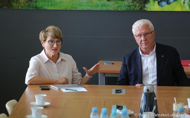 Marszałek Elżbieta Anna Polak oraz Senator RP Wadim Tyszkiewicz na posiedzeniu Wojewódzkiej Rady Kobiet w urzędzie marszałkowskim Zielonej Górze