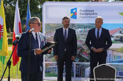 Dyr WOSiR w Drzonkowie Bogusław Sułkowski (przy mikrofonie), Poseł na Sejm RP Waldemar Sługocki (w środku) oraz członek zarządu województwa lubuskiego Marcin Jabłoński