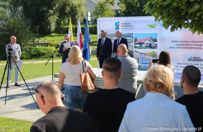 Dyr WOSiR w Drzonkowie Bogusław Sułkowski (przy mikrofonie), Poseł na Sejm RP Waldemar Sługocki (w środku) oraz członek zarządu województwa lubuskiego Marcin Jabłoński