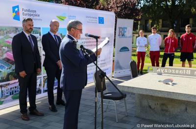 Dyr WOSiR w Drzonkowie Bogusław Sułkowski (przy mikrofonie), członek zarządu województwa lubuskiego Marcin Jabłoński (w środku) oraz Poseł na Sejm RP Waldemar Sługocki (z lewej)