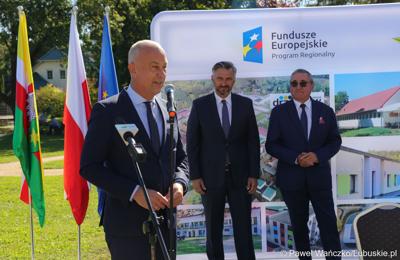 Członek zarządu województwa lubuskiego Marcin Jabłoński (przy mikrofonie), Poseł na Sejm RP Waldemar Sługocki (w środku) oraz dyr WOSiR w Drzonkowie Bogusław Sułkowski 