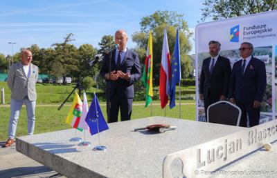 Członek zarządu województwa lubuskiego Marcin Jabłoński (przy mikrofonie) przemawia podczas konferencji prasowej w WOSiR w Drzonkowie
