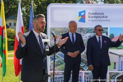 Poseł na Sejm RP Waldemar Sługocki (przy mikrofonie), członek zarządu województwa lubuskiego Marcin Jabłoński (w środku) oraz dyr WOSiR w Drzonkowie Bogusław Sułkowski 