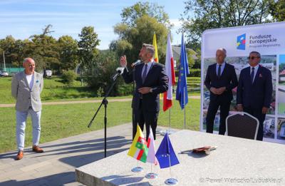 Poseł na Sejm RP Waldemar Sługocki (przy mikrofonie), członek zarządu województwa lubuskiego Marcin Jabłoński (drugi z prawej) oraz dyr WOSiR w Drzonkowie Bogusław Sułkowski (obok). Z lewej dyr Departamentu Programów Regionalnych UMWL Marek Kamiński. 
