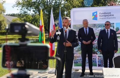 Poseł na Sejm RP Waldemar Sługocki (przy mikrofonie), członek zarządu województwa lubuskiego Marcin Jabłoński (w środku) oraz dyr WOSiR w Drzonkowie Bogusław Sułkowski 