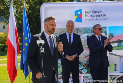 Poseł na Sejm RP Waldemar Sługocki (przy mikrofonie), członek zarządu województwa lubuskiego Marcin Jabłoński (w środku) oraz dyr WOSiR w Drzonkowie Bogusław Sułkowski 