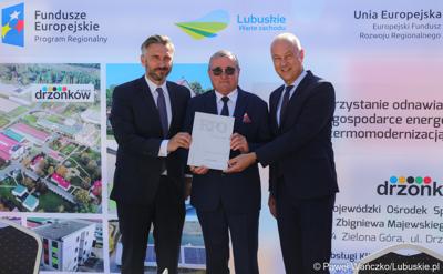 Członek zarządu województwa lubuskiego Marcin Jabłoński (z prawej), Poseł na Sejm RP Waldemar Sługocki (z lewej) oraz dyr WOSiR w Drzonkowie Bogusław Sułkowski