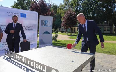 Członek zarządu województwa lubuskiego Marcin Jabłoński rozgrywa symboliczny mecz tenisa stołowego. Obok Poseł na Sejm ROP Waldemar Sługocki