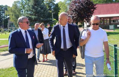 Członek zarządu województwa lubuskiego Marcin Jabłoński (w środku)oraz dyr WOSiR w Drzonkowie Bogusław Sułkowski (z lewej)