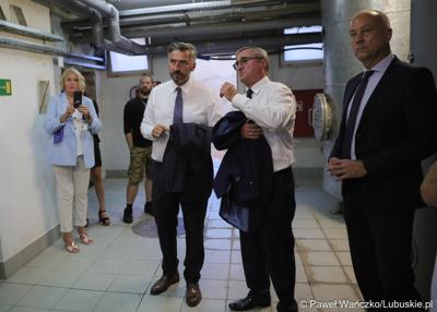 Uczestnicy konferencji prasowej zwiedzają kotłownię główną Wojewódzkiego Ośrodka Sportu i Rekreacji w Drzonkowie. Z prawej członek zarządu województwa lubuskiego Marcin Jabłoński, obok dyr WOSiR w Drzonkowie Bogusław Sułkowski oraz Poseł na Sejm RP Waldemar Sługocki 