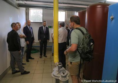 Uczestnicy konferencji prasowej zwiedzają kotłownię główną Wojewódzkiego Ośrodka Sportu i Rekreacji w Drzonkowie