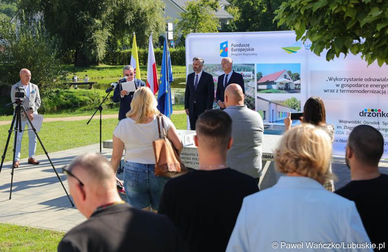 Dyr WOSiR w Drzonkowie Bogusław Sułkowski (przy mikrofonie), Poseł na Sejm RP Waldemar Sługocki (w środku) oraz członek zarządu województwa lubuskiego Marcin Jabłoński