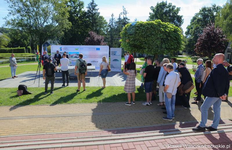 Uczestnicy konferencji prasowej na terenie WOSiR w Drzonkowie