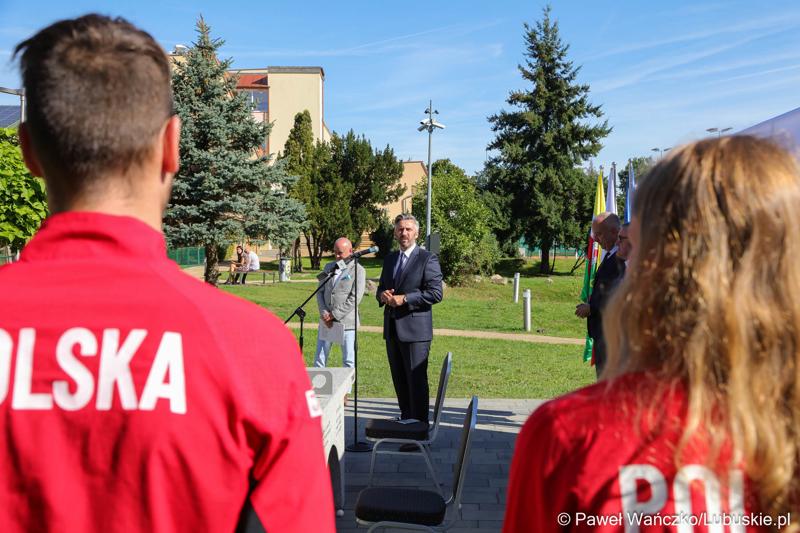 Poseł na Sejm RP Waldemar przemawia podczas konferencji prasowej w WOSiR w Drzonkowie
