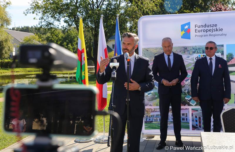 Poseł na Sejm RP Waldemar Sługocki (przy mikrofonie), członek zarządu województwa lubuskiego Marcin Jabłoński (w środku) oraz dyr WOSiR w Drzonkowie Bogusław Sułkowski