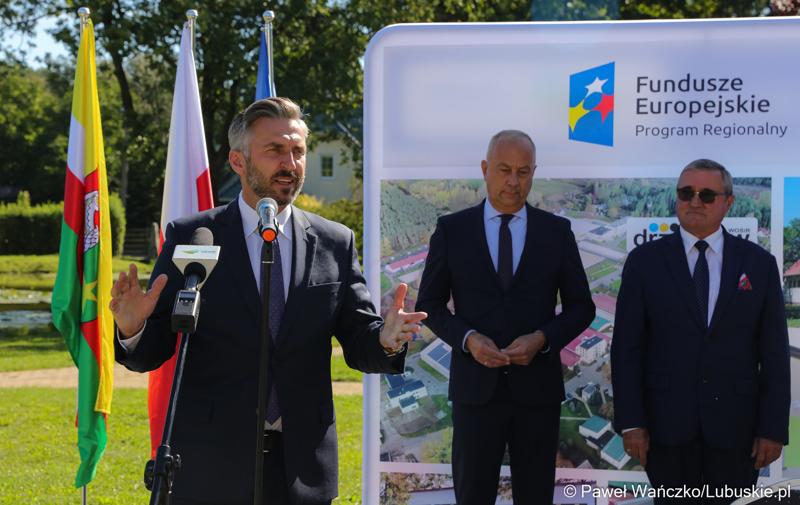 Poseł na Sejm RP Waldemar Sługocki (przy mikrofonie), członek zarządu województwa lubuskiego Marcin Jabłoński (w środku) oraz dyr WOSiR w Drzonkowie Bogusław Sułkowski