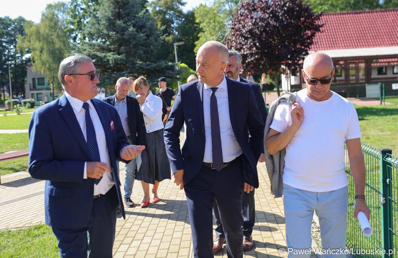 Członek zarządu województwa lubuskiego Marcin Jabłoński (w środku)oraz dyr WOSiR w Drzonkowie Bogusław Sułkowski (z lewej)
