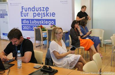 Uczestnicy konferencji prasowej w sali prasowej urzędu marszałkowskiego w Zielonej Górze