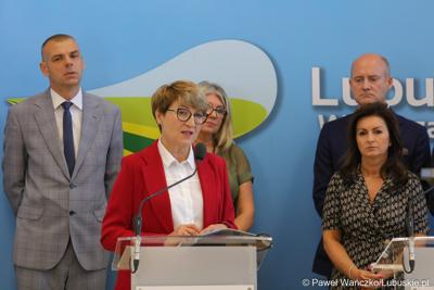 Marszałek Elżbieta Anna Polak przemawia podczas konferencji prasowej