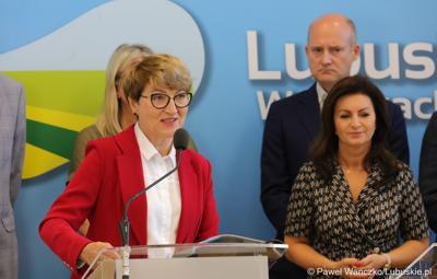 Marszałek Elżbieta Anna Polak przemawia podczas konferencji prasowej