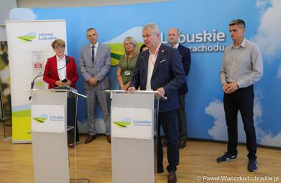 Prezes Szpitala Uniwersyteckiego w Zielonej Górze dr Marek Działoszyński przemawia podczas konferencji prasowej