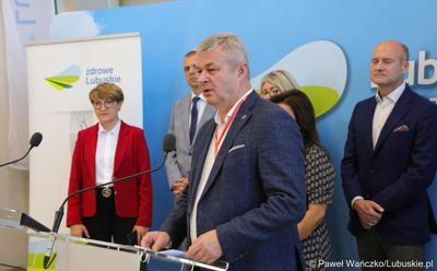 Prezes Szpitala Uniwersyteckiego w Zielonej Górze dr Marek Działoszyński przemawia podczas konferencji prasowej
