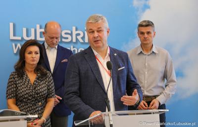 Prezes Szpitala Uniwersyteckiego w Zielonej Górze dr Marek Działoszyński przemawia podczas konferencji prasowej