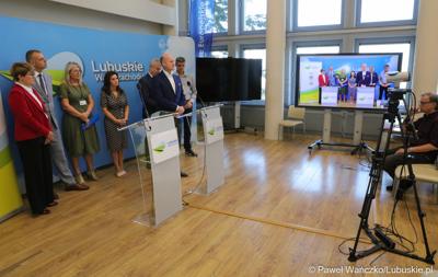 Uczestnicy konferencji prasowej w sali prasowej urzędu marszałkowskiego w Zielonej Górze