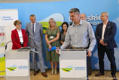 Radny województwa lubuskiego, główny specjalista w Szpitalu Uniwersyteckim w Zielonej Górze Sebastian Ciemnoczołowski przemawia podczas konferencji prasowej