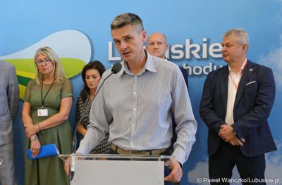 Radny województwa lubuskiego, główny specjalista w Szpitalu Uniwersyteckim w Zielonej Górze Sebastian Ciemnoczołowski przemawia podczas konferencji prasowej