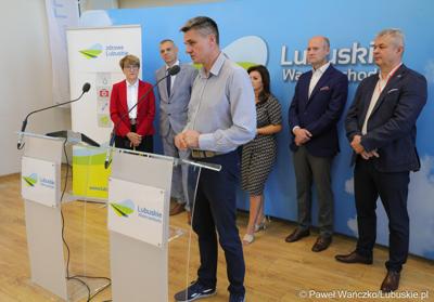 Radny województwa lubuskiego, główny specjalista w Szpitalu Uniwersyteckim w Zielonej Górze Sebastian Ciemnoczołowski przemawia podczas konferencji prasowej
