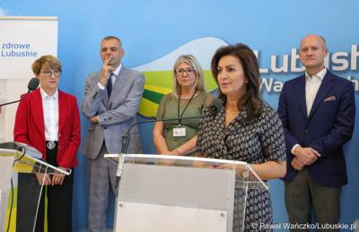 Prezes Lubuskiego Centrum Pulmonologii w Torzymiu Katarzyna Lebiotkowska przemawia podczas konferencji prasowej