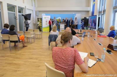 Uczestnicy konferencji prasowej w sali prasowej urzędu marszałkowskiego w Zielonej Górze