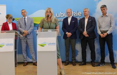 Dyrektorka Departamentu Ochrony Zdrowia Urzędu Marszałkowskiego Województwa Lubuskiego Ewa Jaske przemawia podczas konferencji prasowej