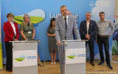 Dyrektor Regionalnego Ośrodka Polityki Społecznej w Zielonej Górze Jakub Piosik przemawia podczas konferencji prasowej